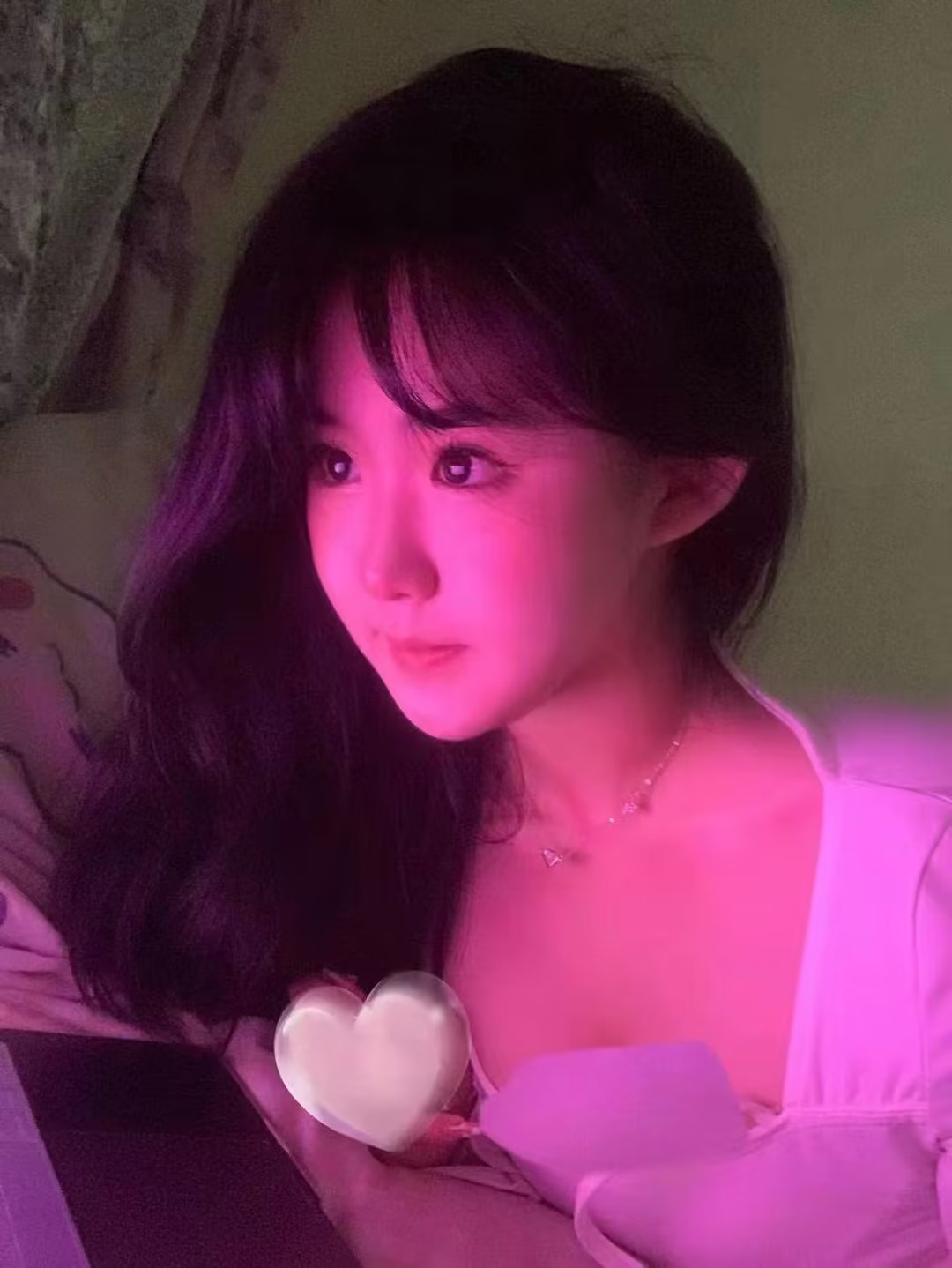 漂亮大方身材好，听话的妹子