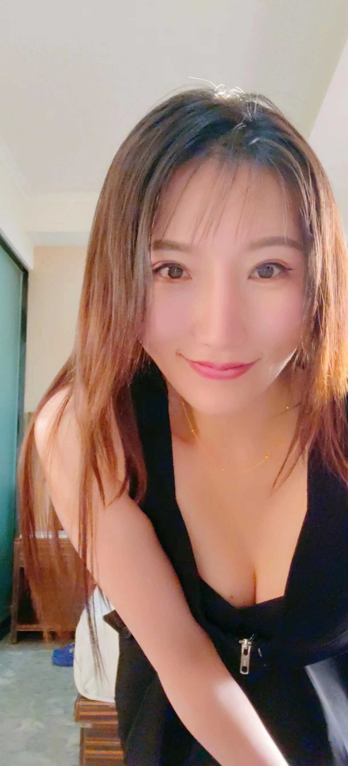 身材非常nice，笑容甜美