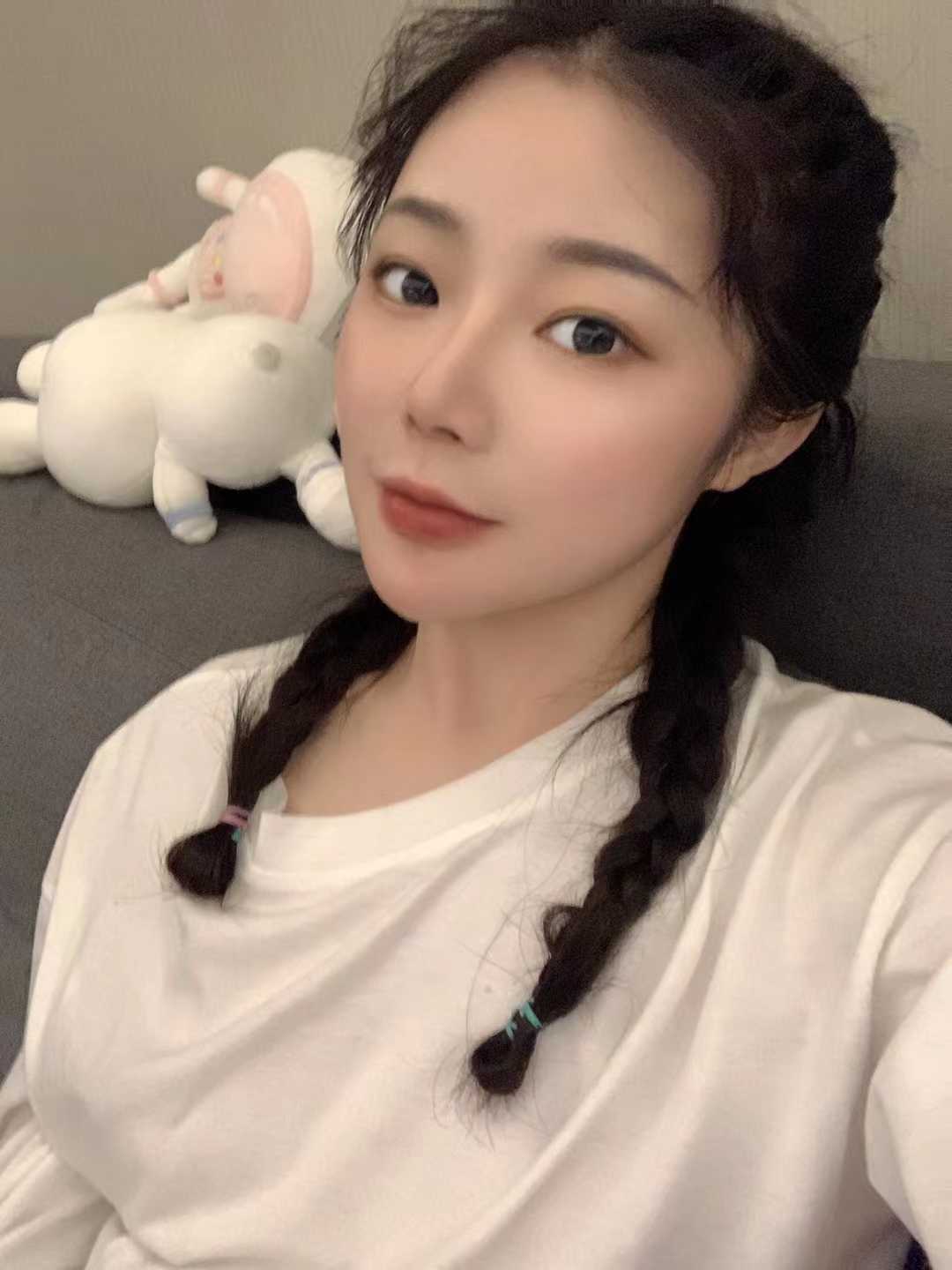 活很好，受不了了就带套插进去