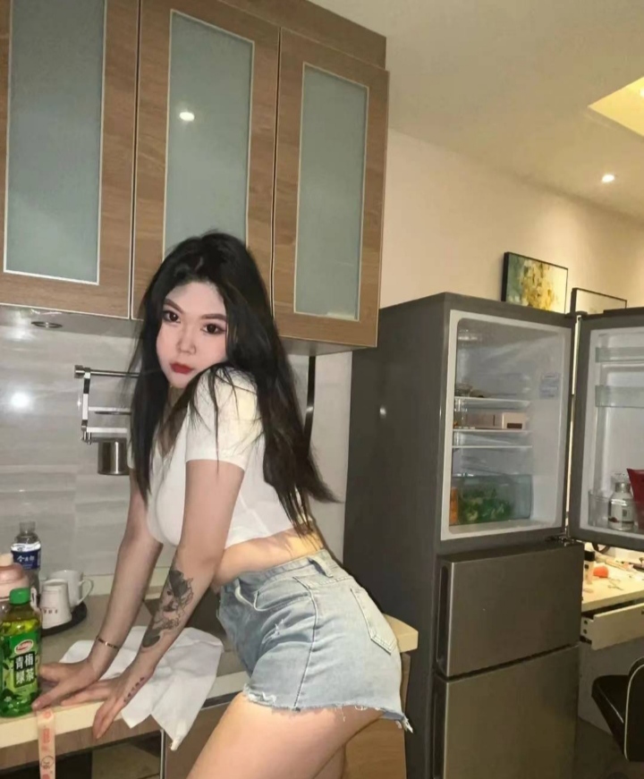 丰满大胸，年轻的纹身妹妹