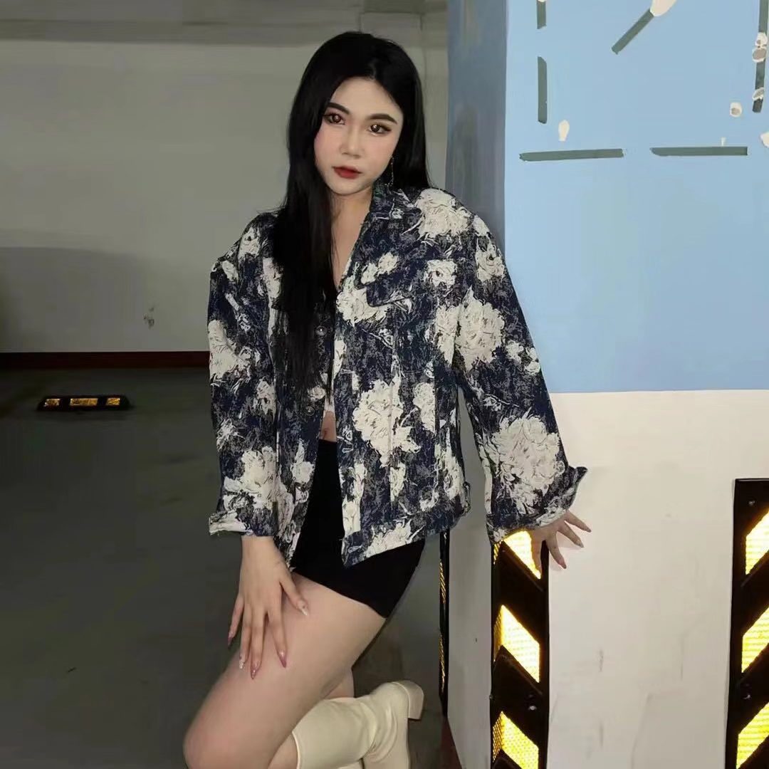 丰满大胸，年轻的纹身妹妹