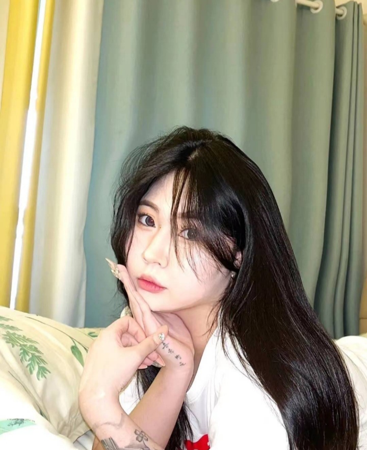 丰满大胸，年轻的纹身妹妹