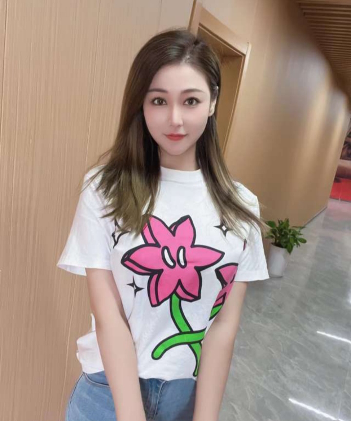 皮肤白皙光滑，胸大腰细