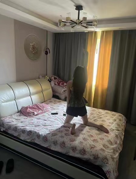 妹子皮肤很白，而且手感很好