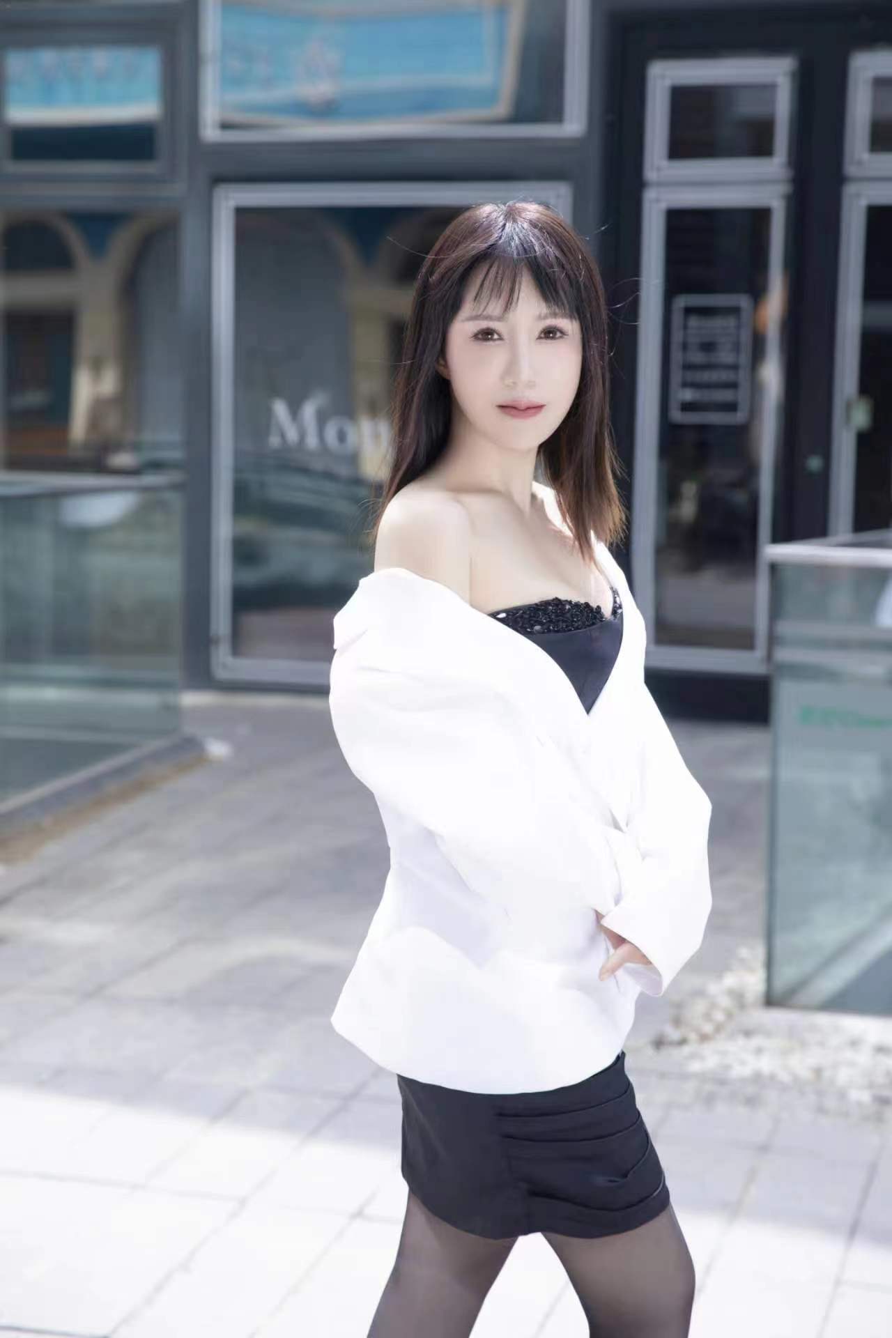 胸大身材不错，韵味十足