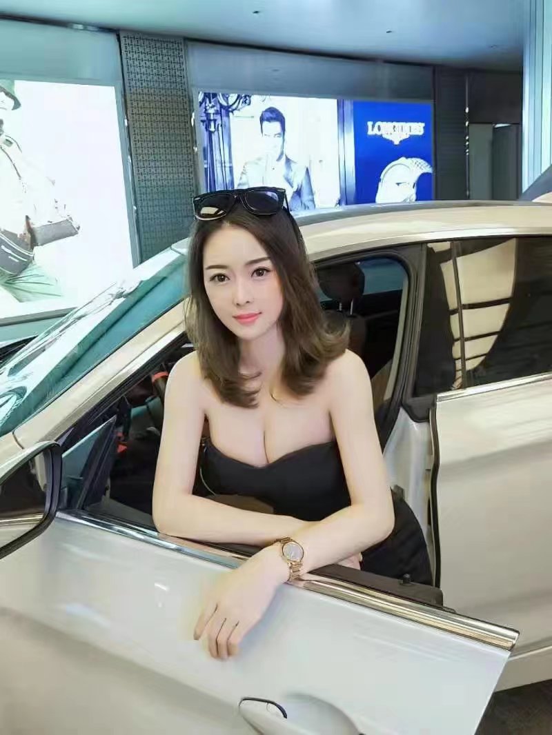 身材火辣的小姐姐