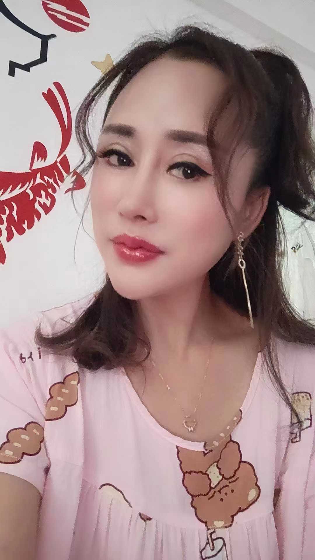 后入很有感觉，少妇懂配合
