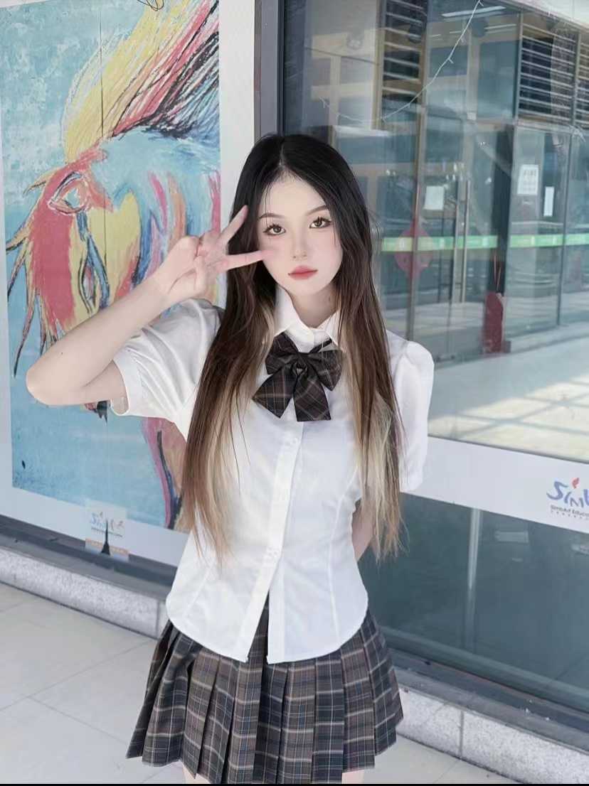 18岁的嫩妹，身材苗条