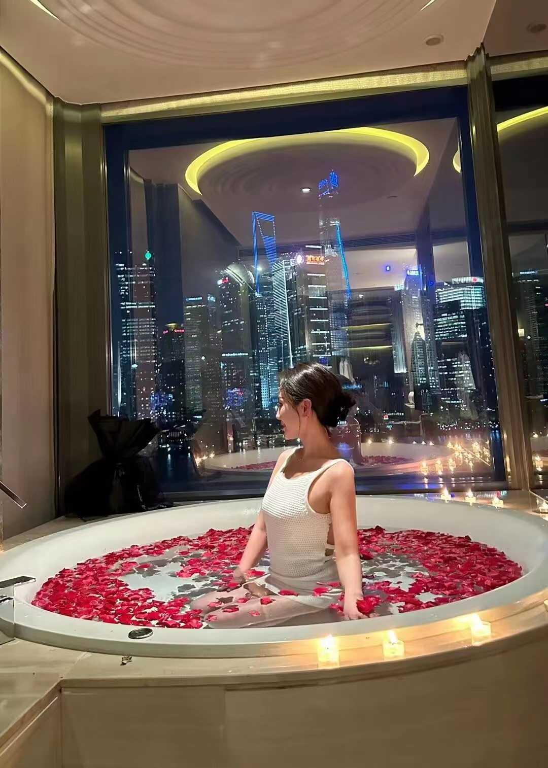 朝阳美艳小女人