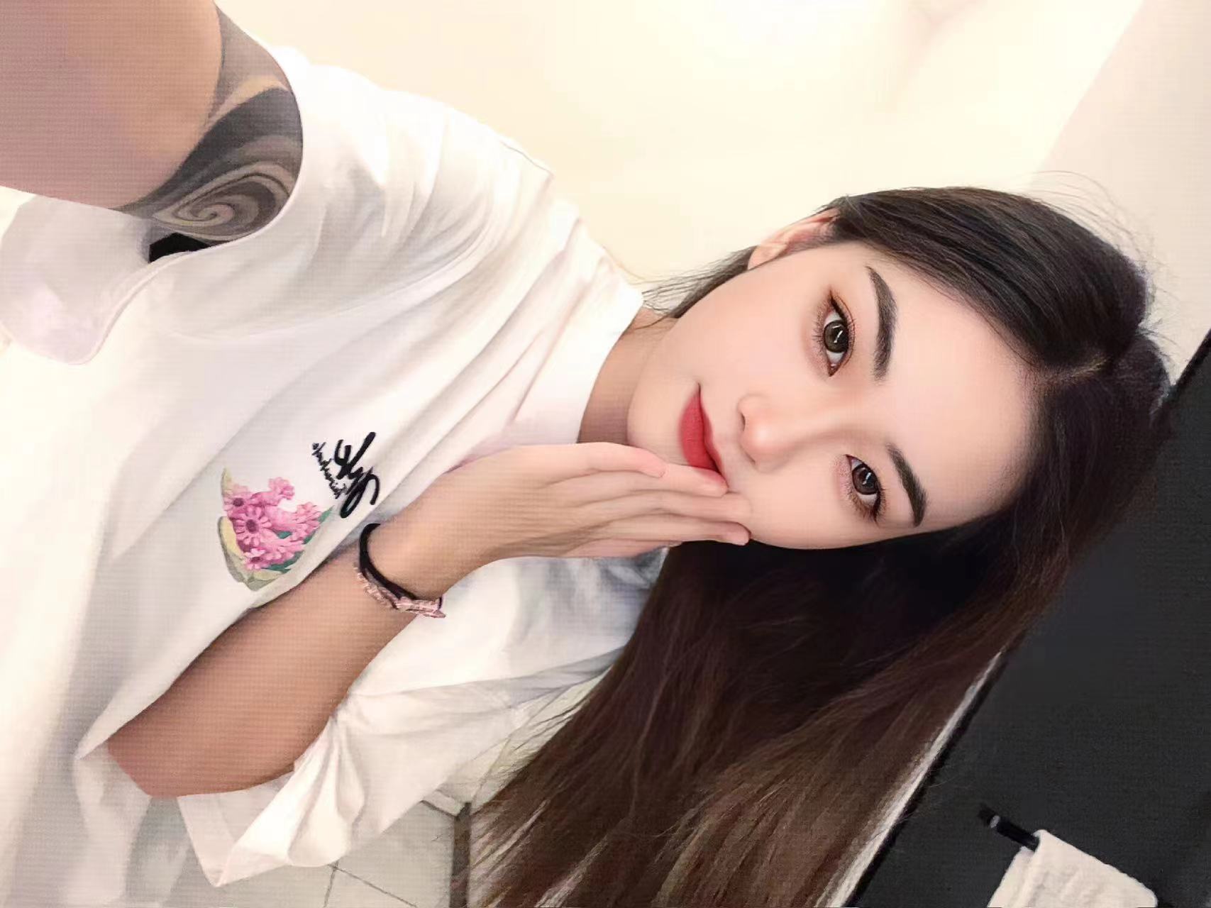 妹子双腿加速摆动，一起释放