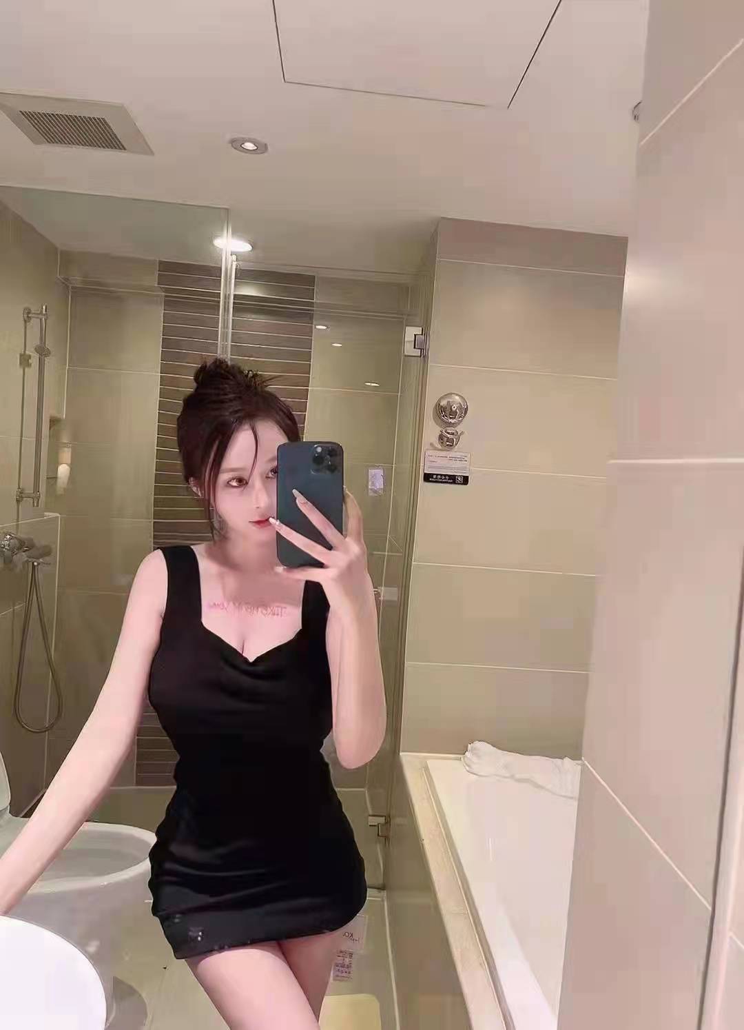 年轻漂亮，胸大臀翘