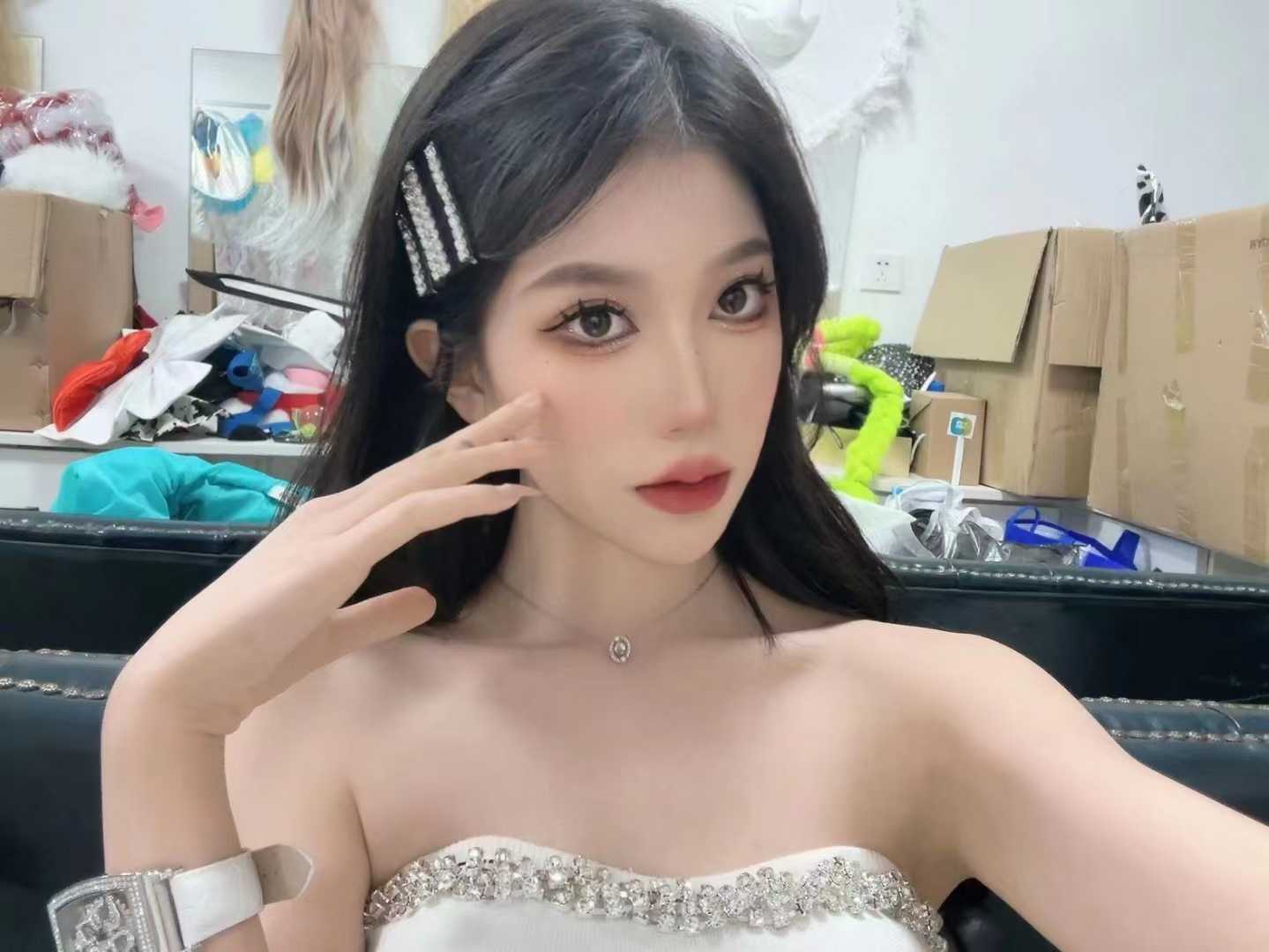 性感风Sao翘臀Sao妹小薇