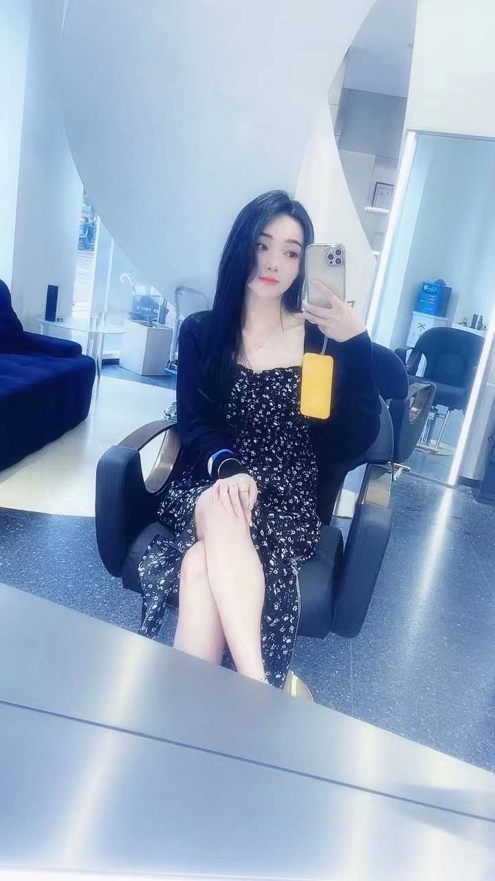 年轻漂亮的性感小妹