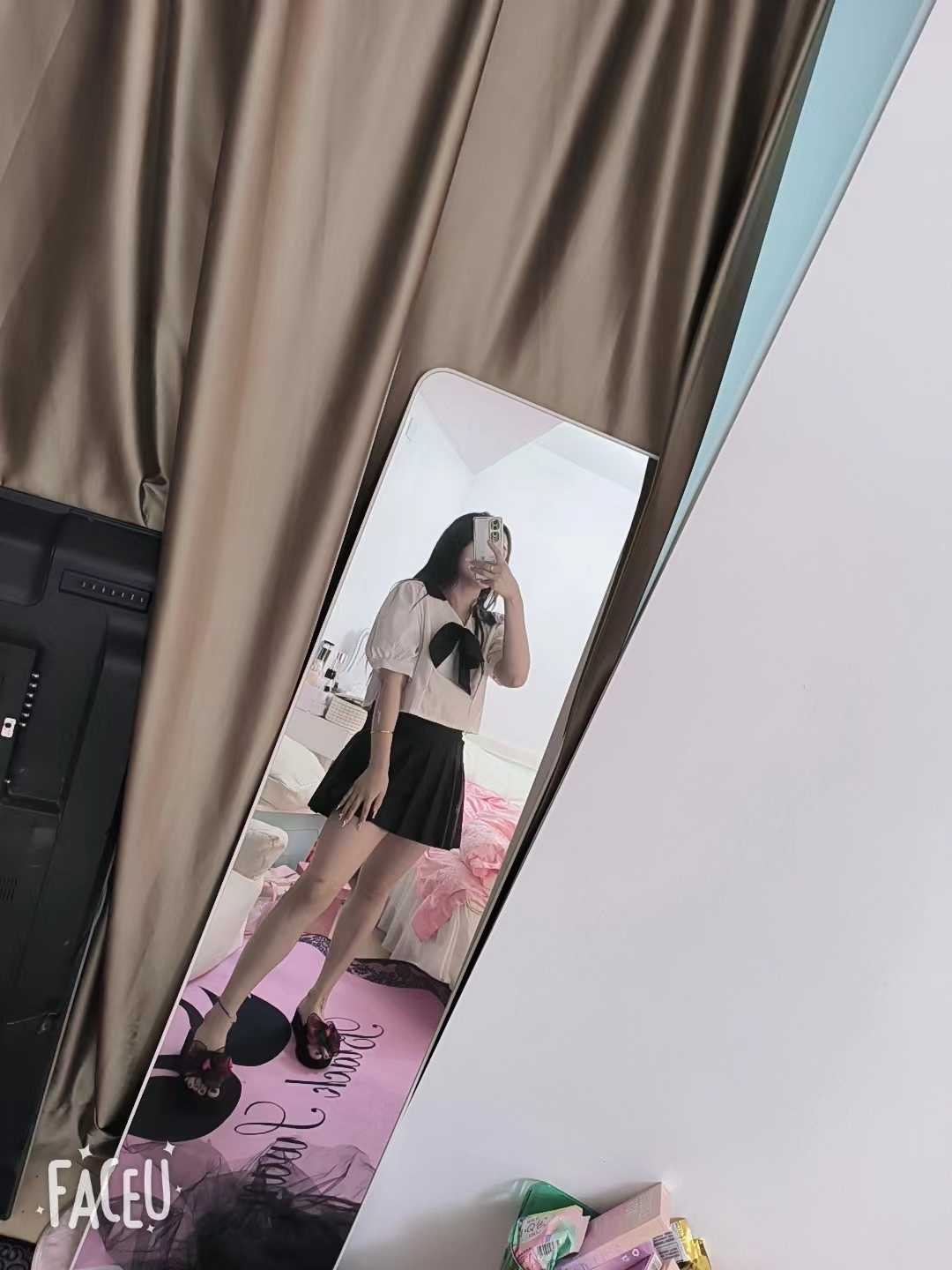 年轻漂亮的性感小妹