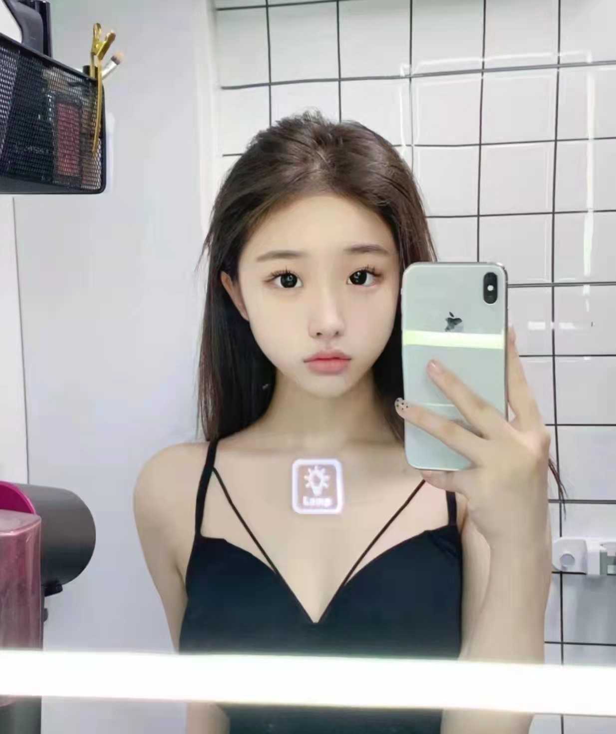 妹子下面紧，淫水还很多