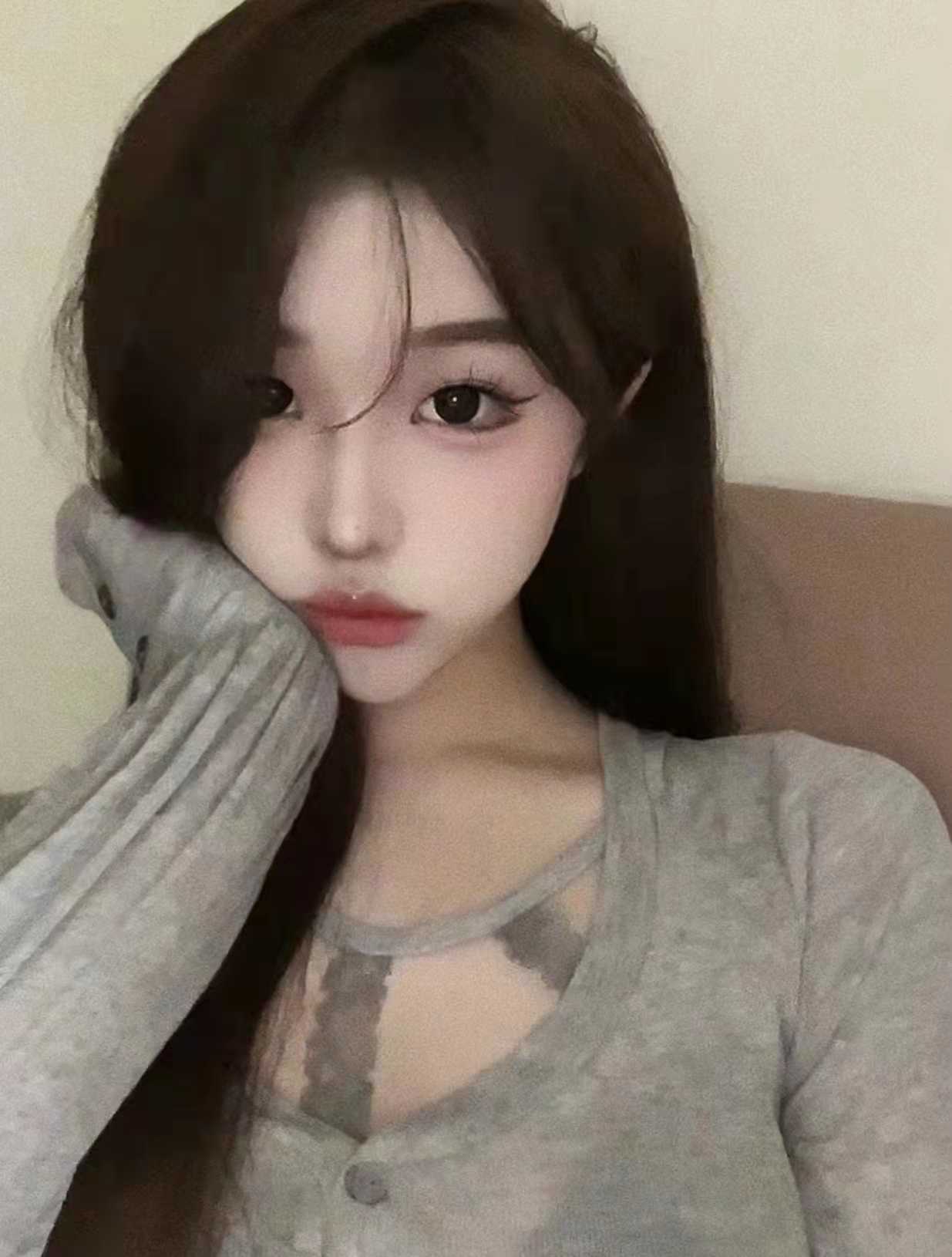 妹子下面紧，淫水还很多