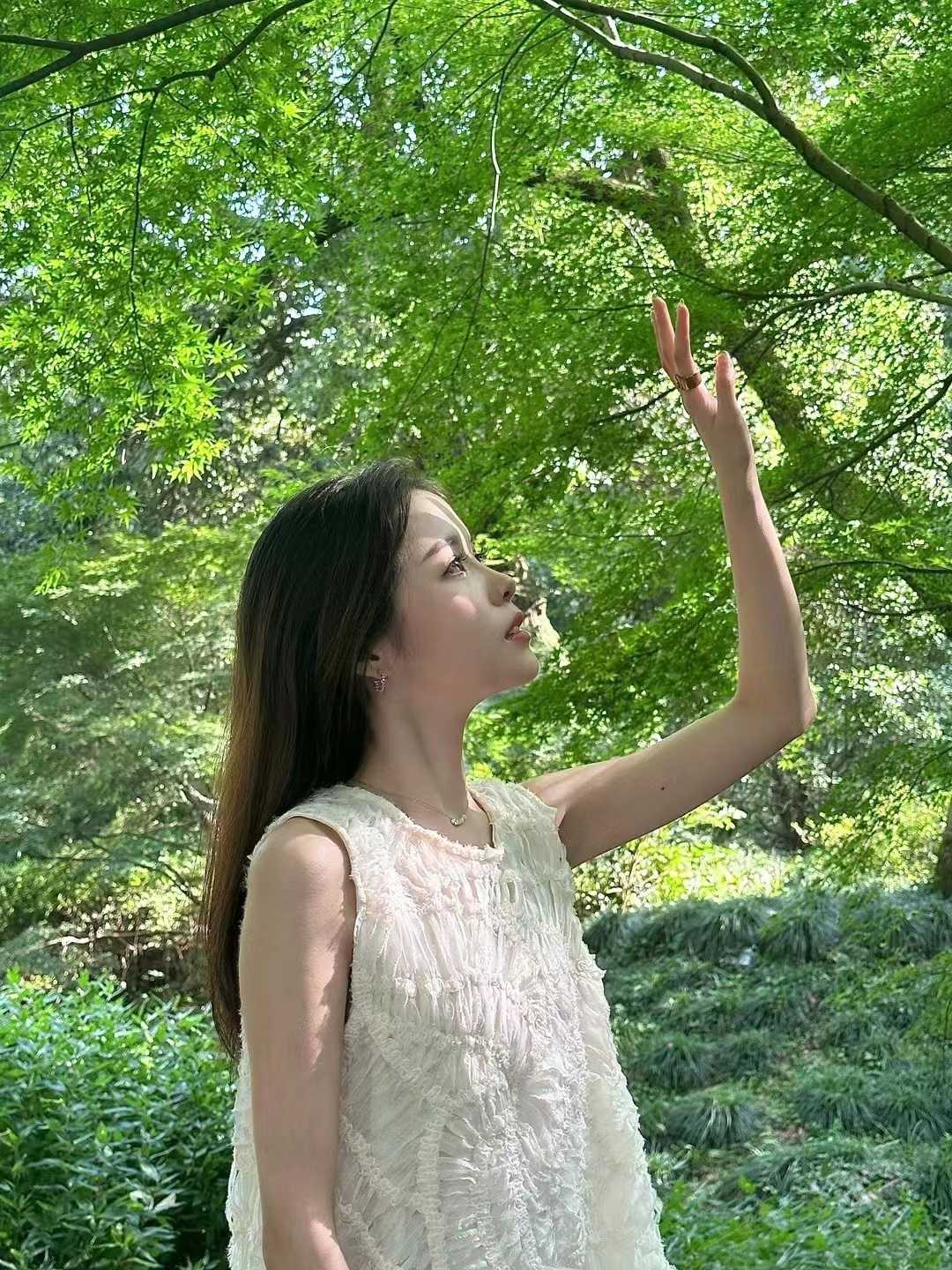 会用眼晴看看我 很吸引 吹得很舒服