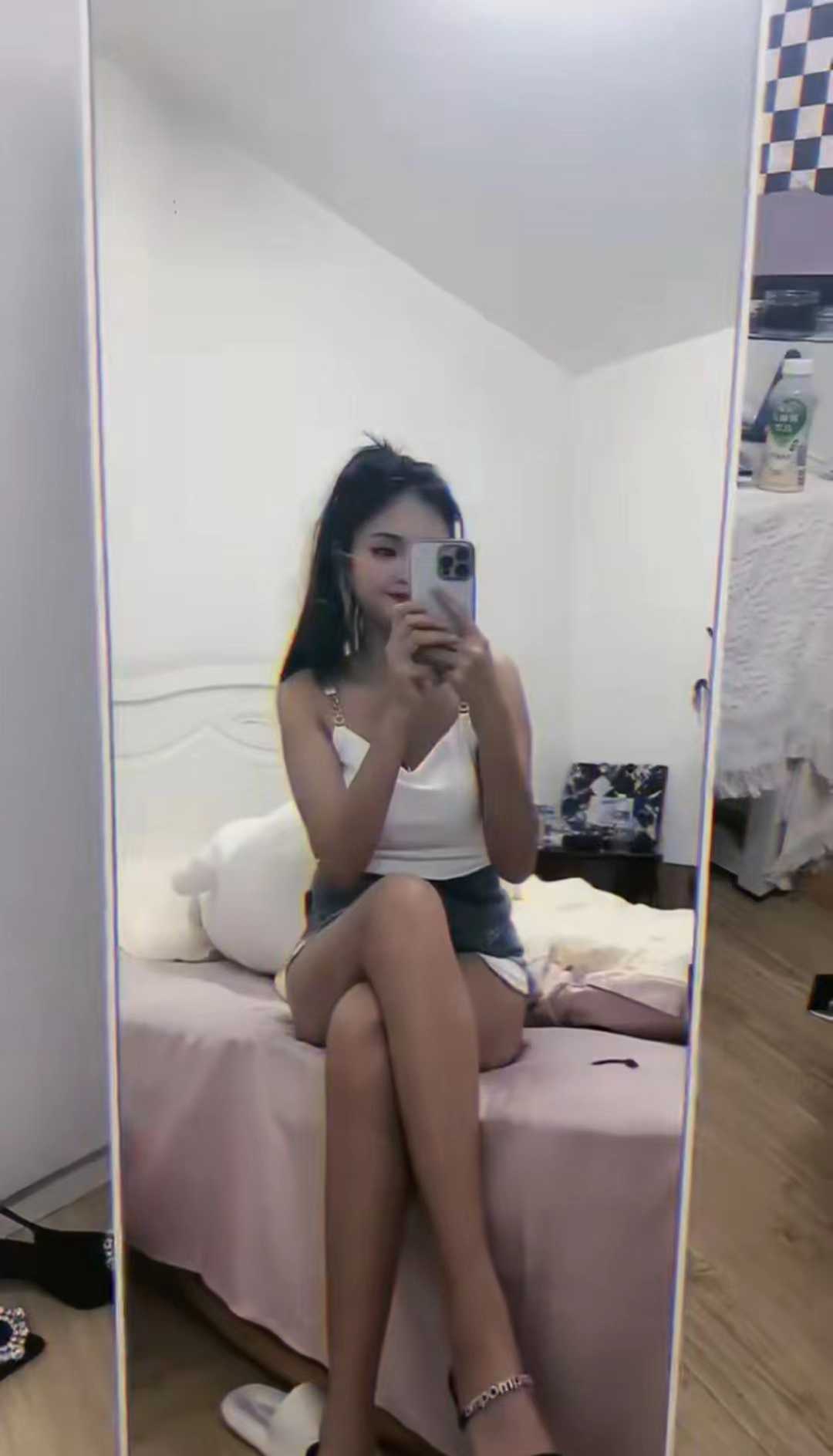 主打年轻性感小野猫