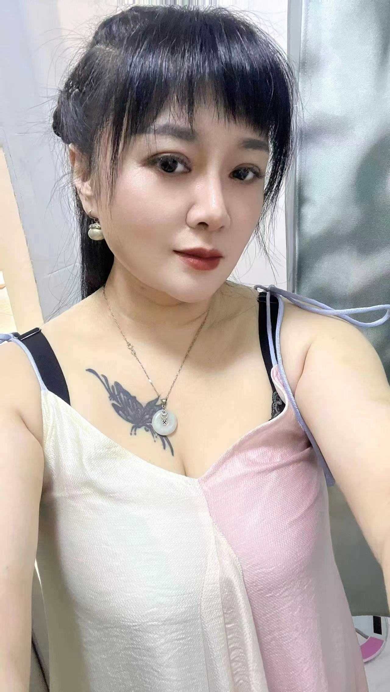 姐姐很热情很健谈，花式多样