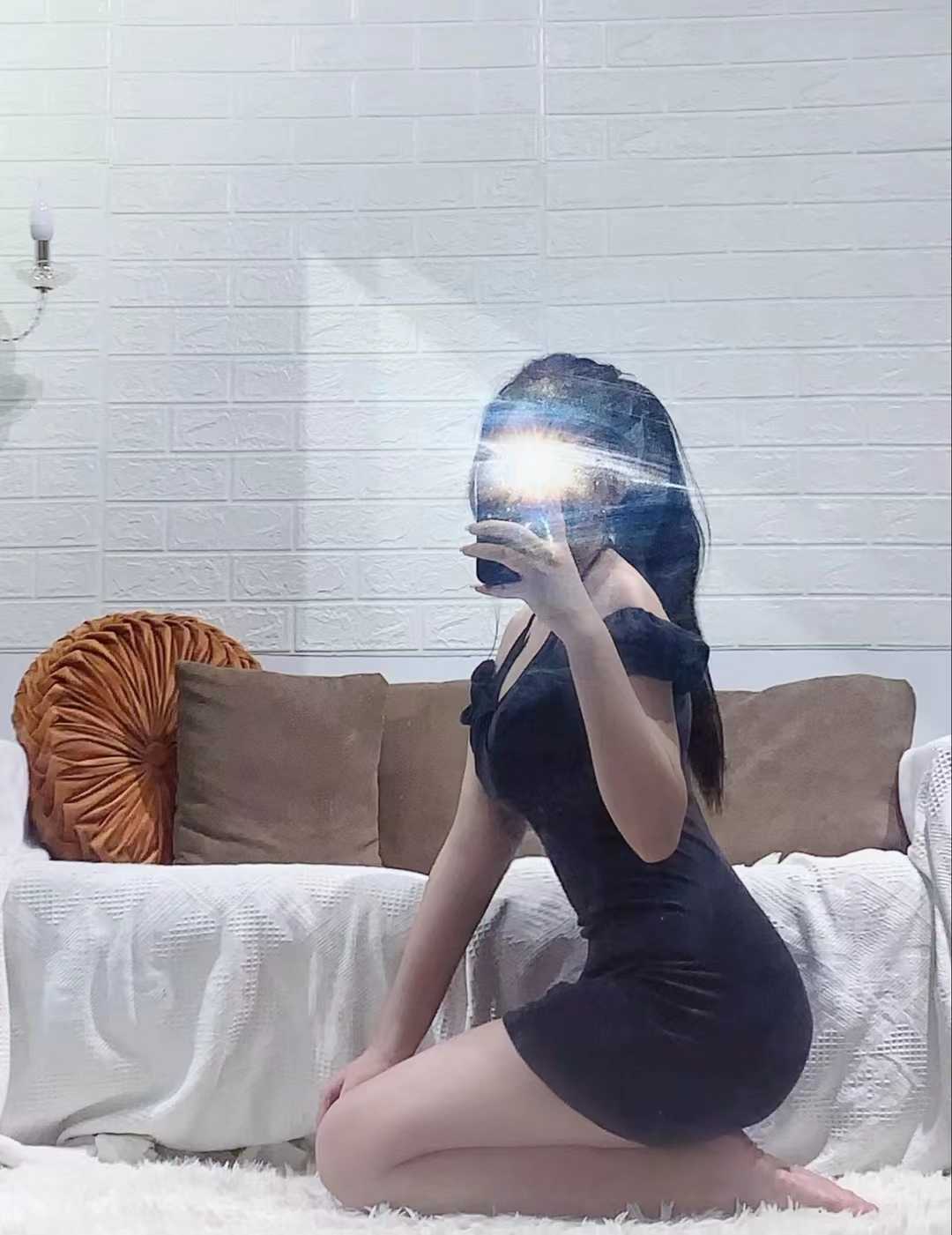 前凸后翘的 皮肤白摸起来很滑