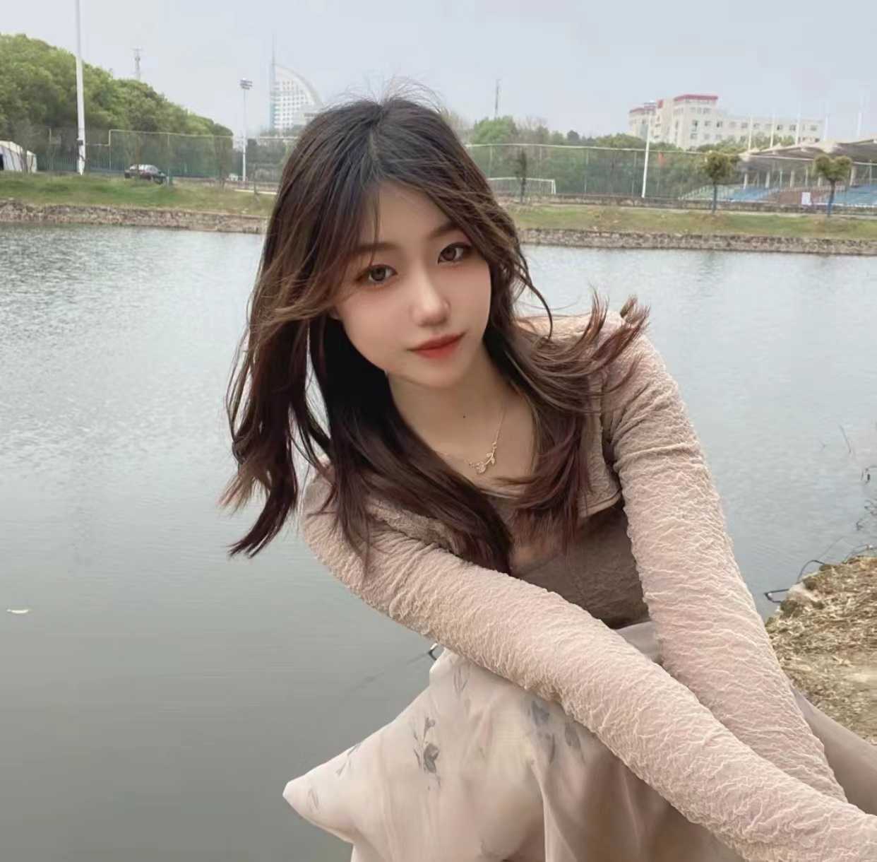 颜值高，服务主动很满意