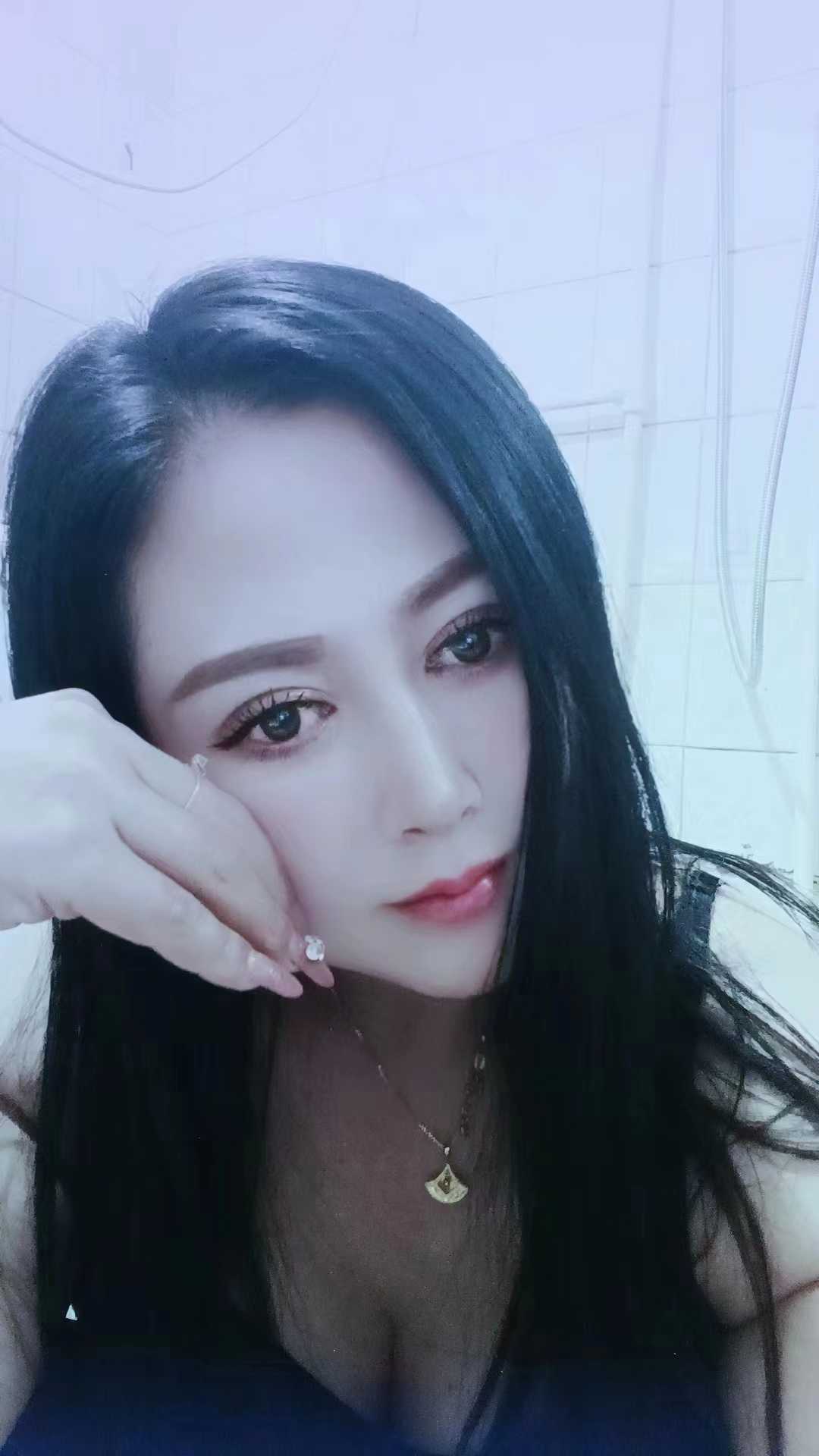 很会玩的大胸少妇