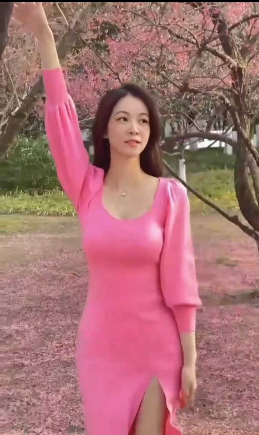 性感御姐身材丰满