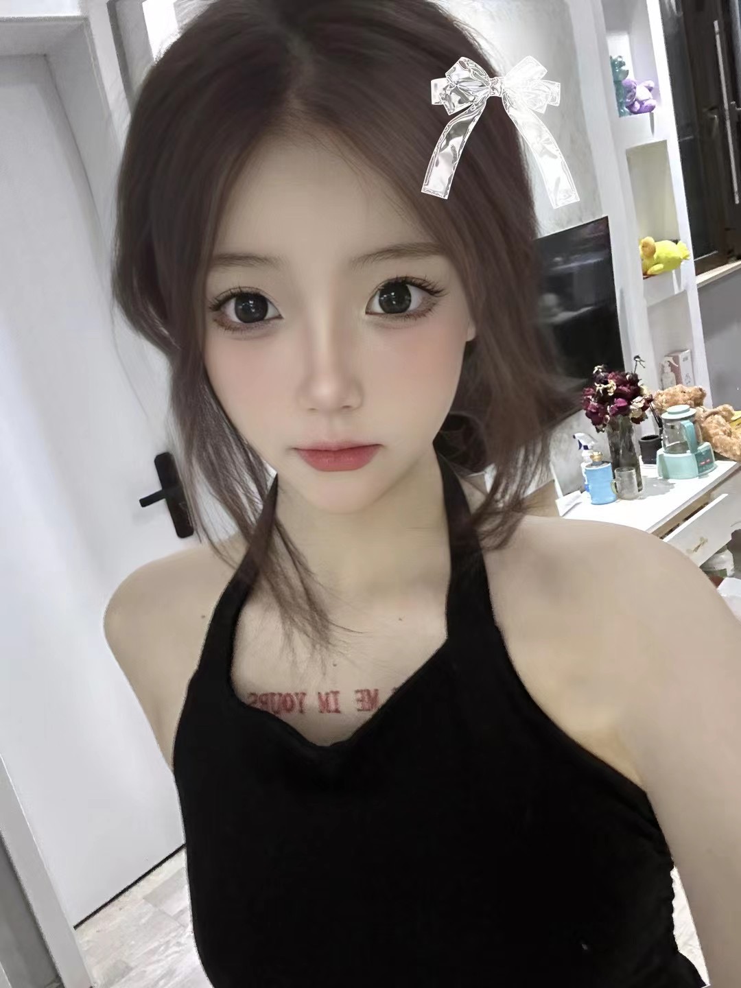 胸口有纹身的年轻小姐姐