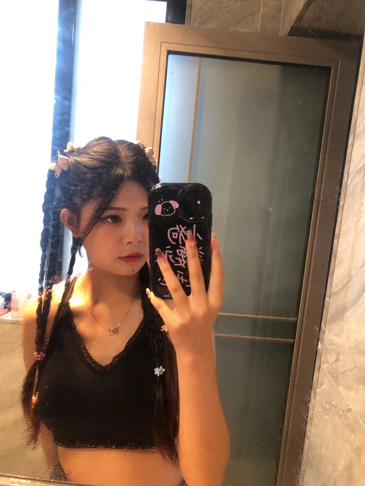 萝莉型女孩，人美声甜，气质优雅