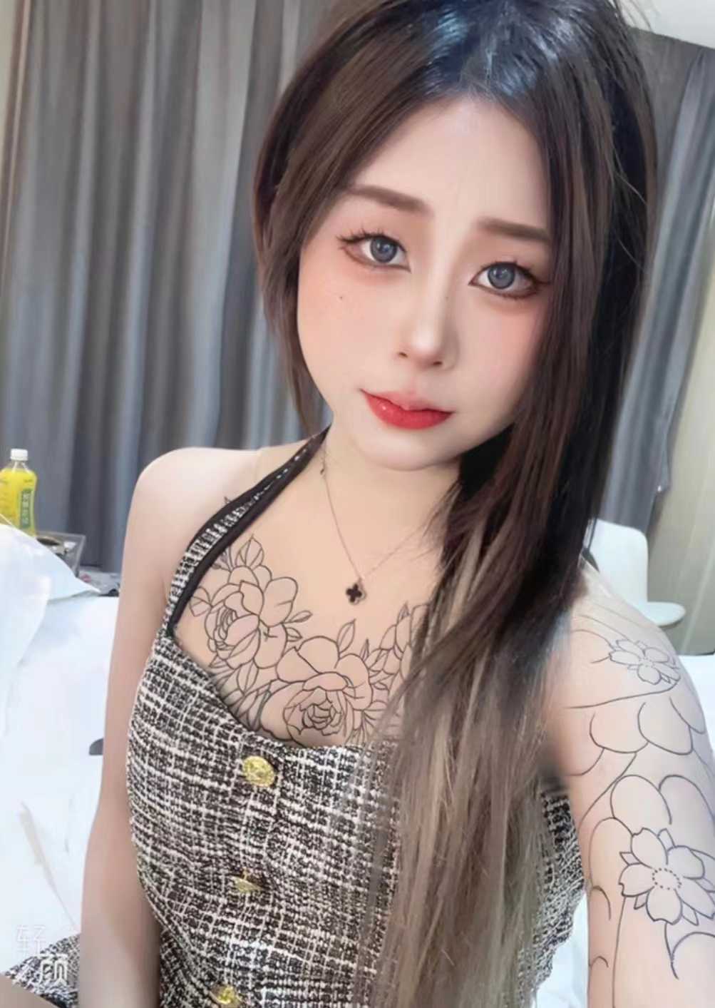 纹身嫩妹，服务很不错，女朋友的感觉