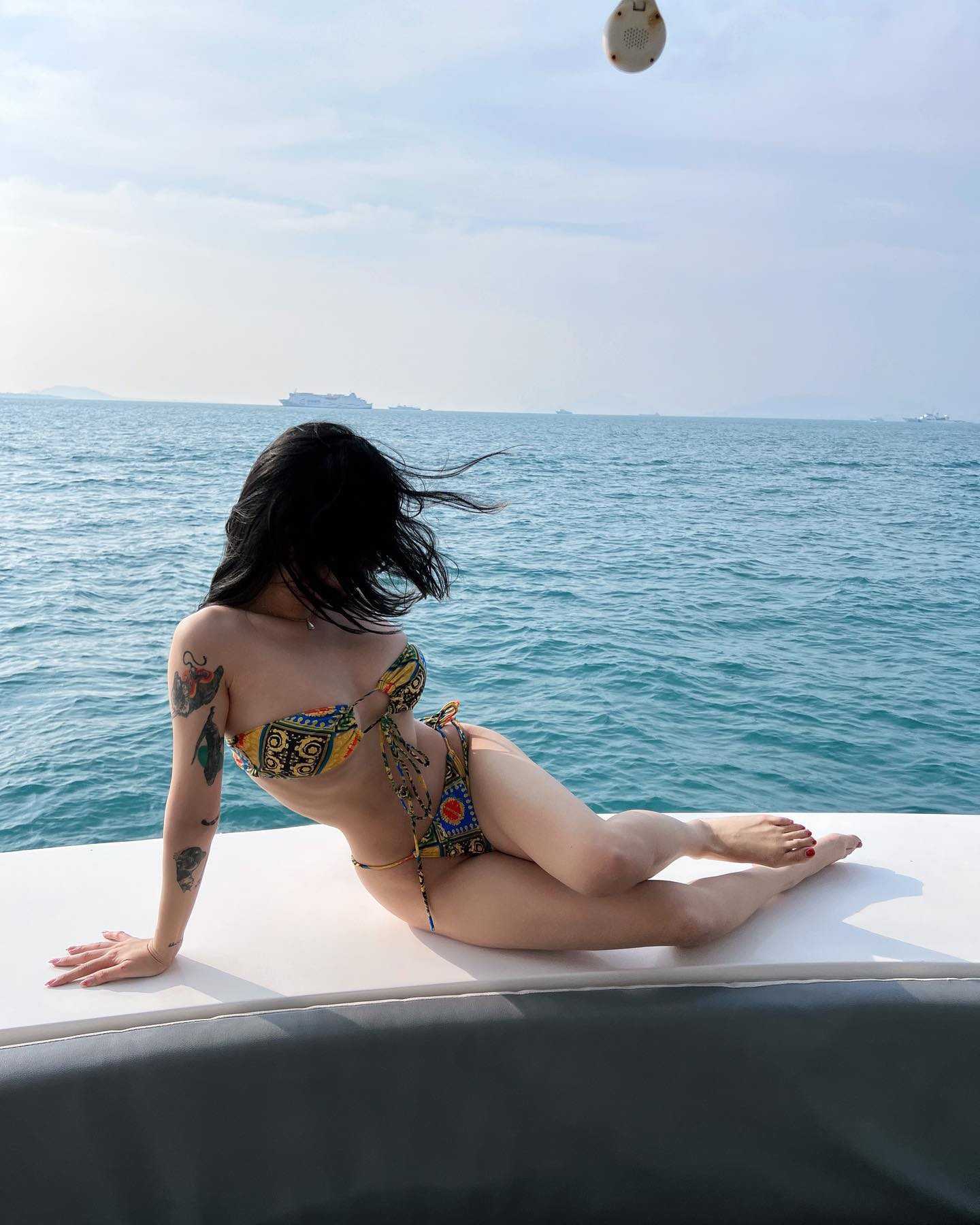 胸大粉嫩的小姐姐