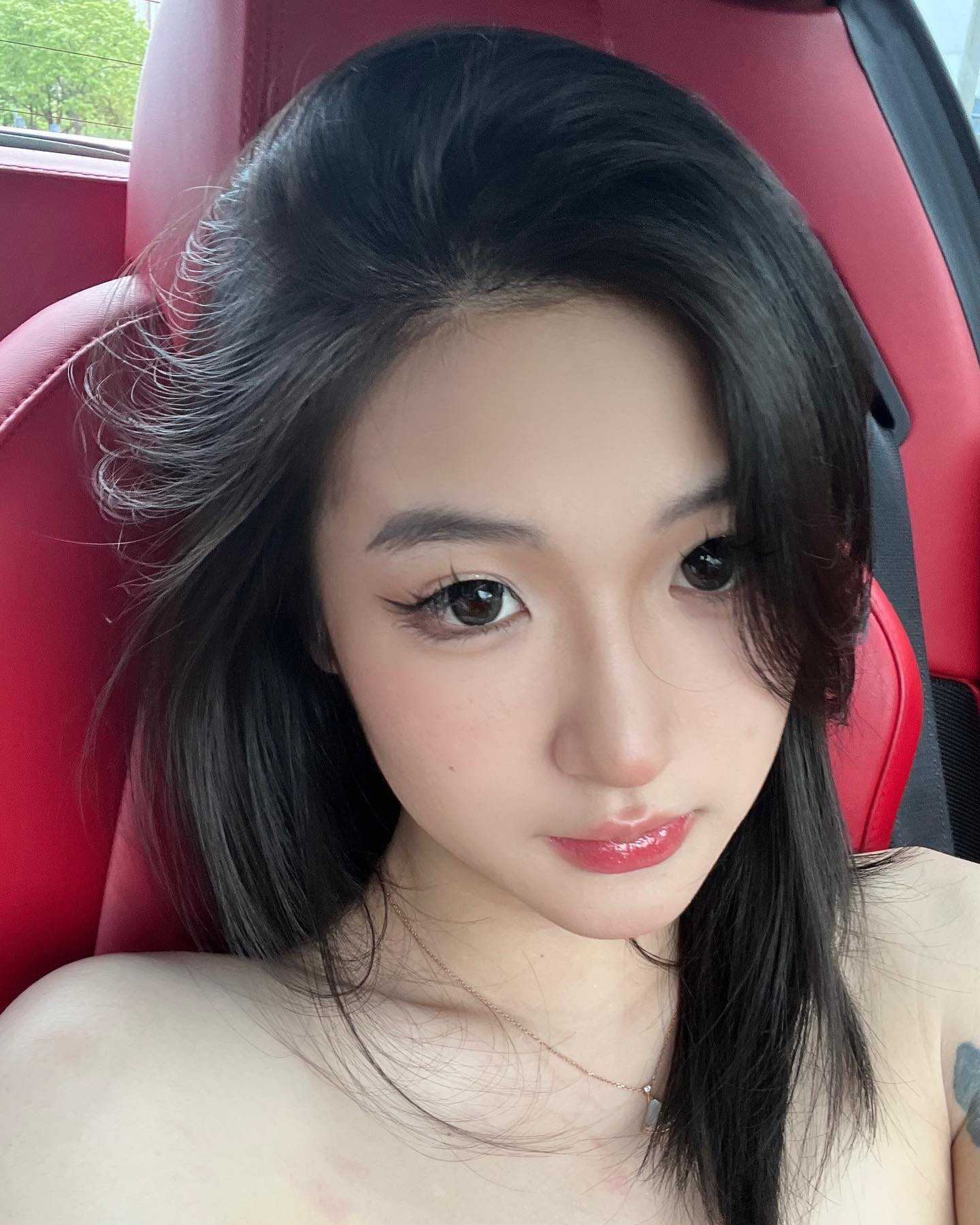 胸大粉嫩的小姐姐