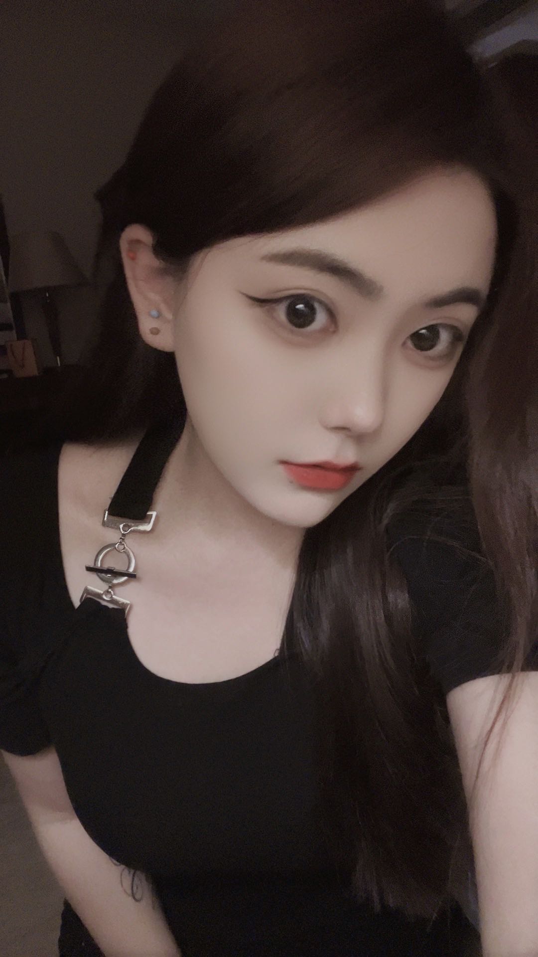 前凸后翘，活泼开朗的四川妹妹