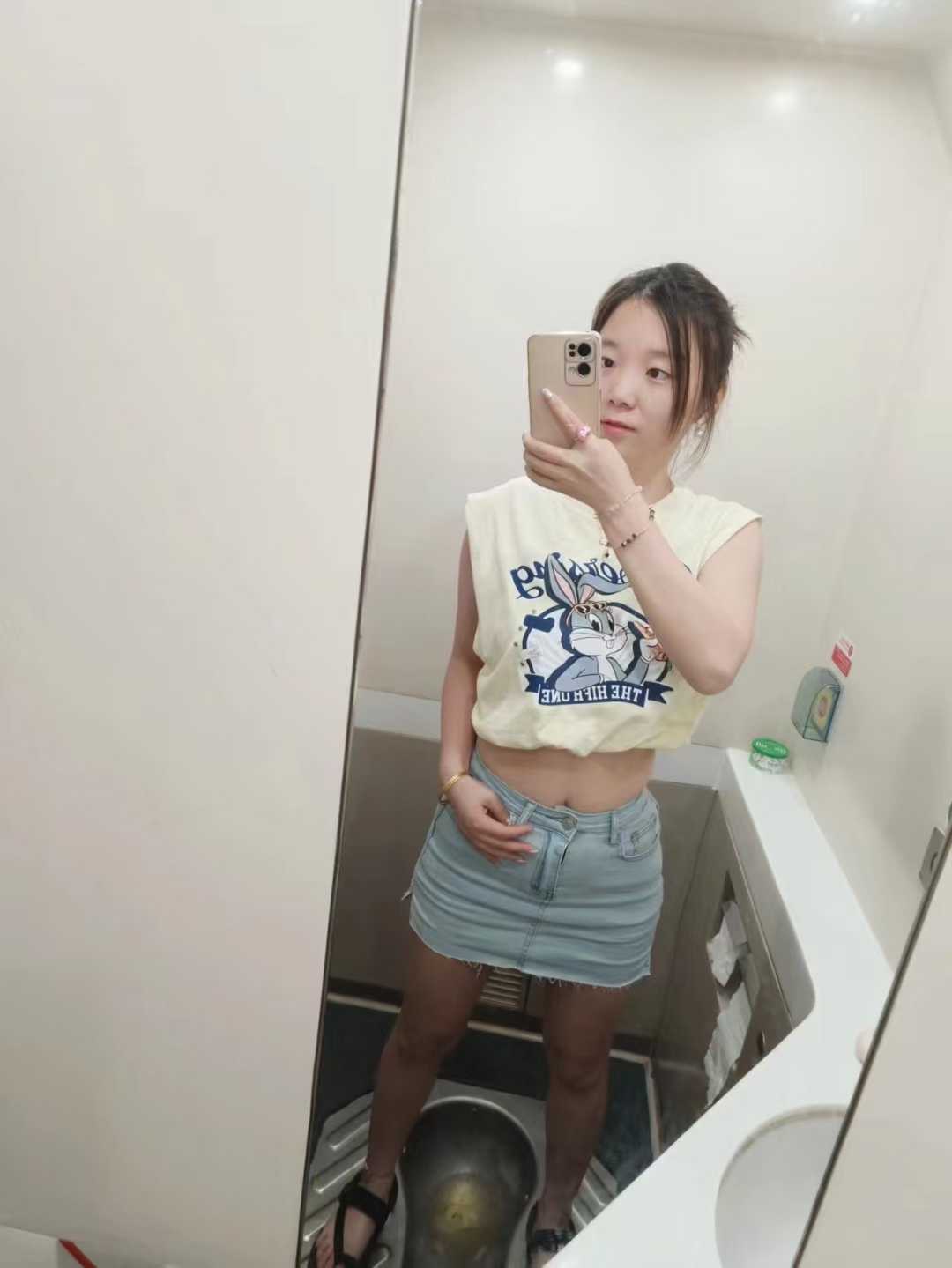 真实纯素颜，照片与本人无异青春靓丽的小姑娘