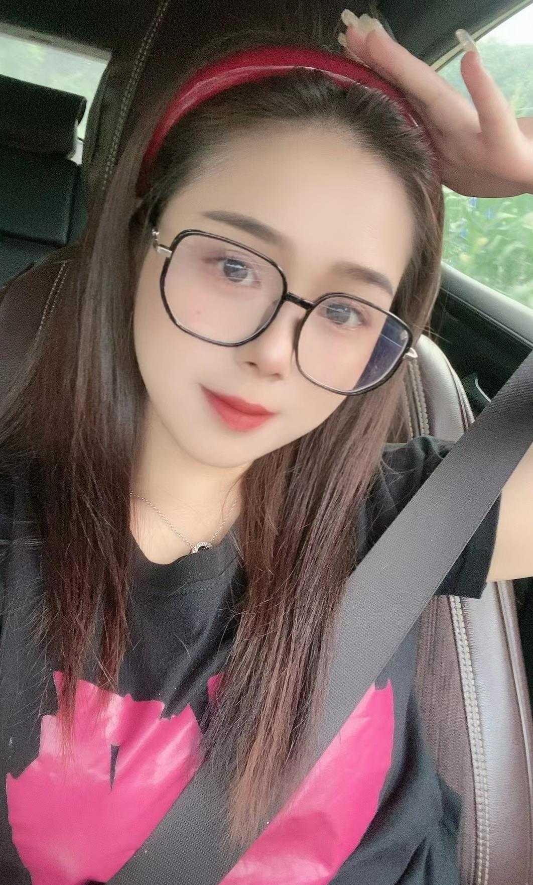 眼镜小甜妞芳芳