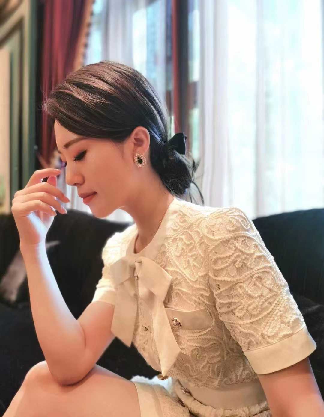 小姐姐年轻皮肤好，紧致