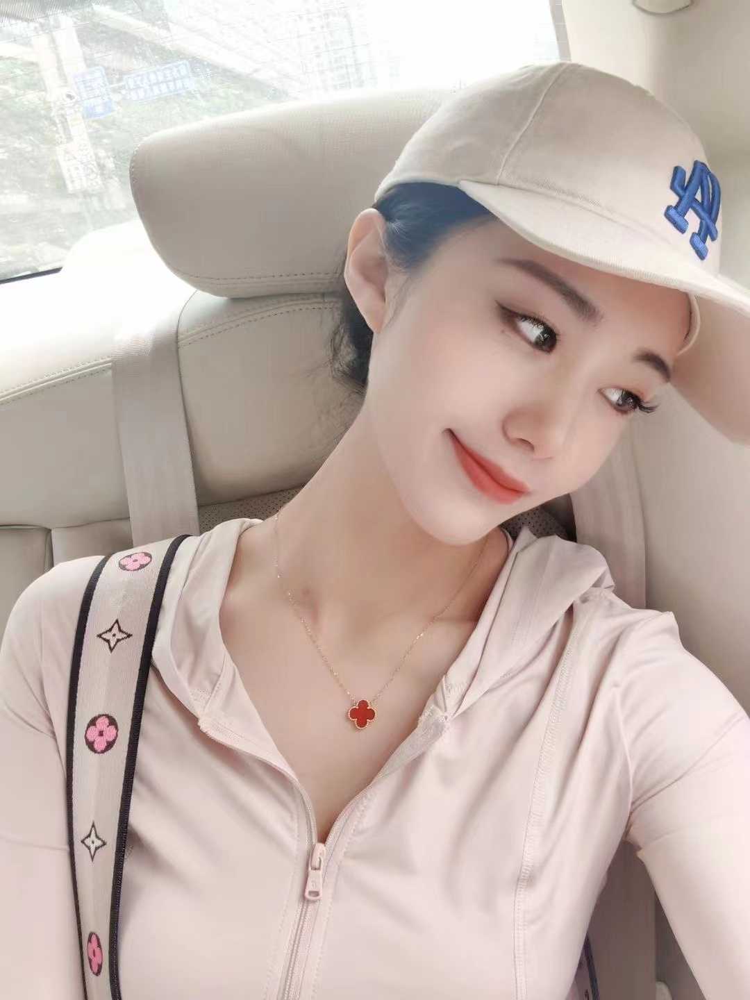 小姐姐年轻皮肤好，紧致