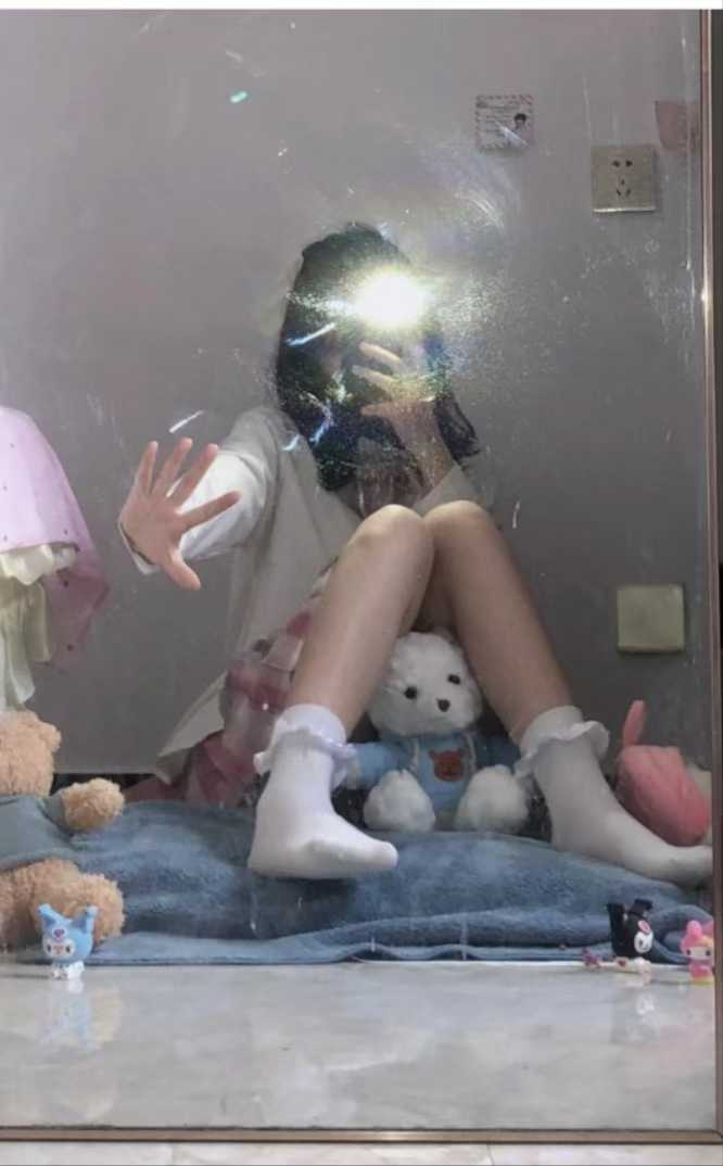 爱玩游戏的18岁美少女