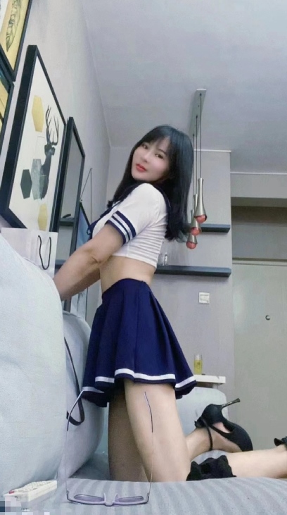 制服很多的性价比小姐姐