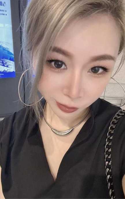 倒挂美娇娘猫咪