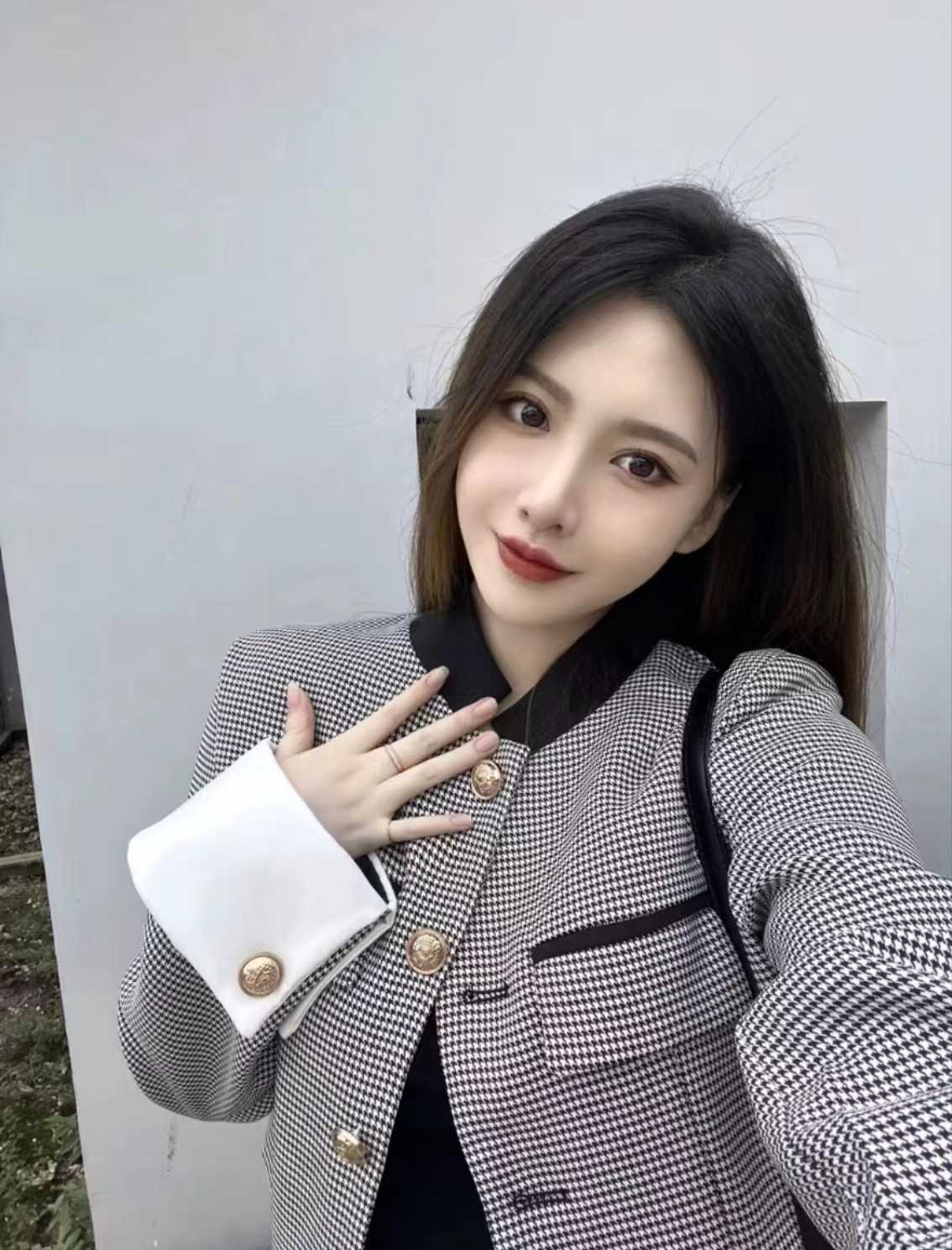 性感姿势配合的小姐姐