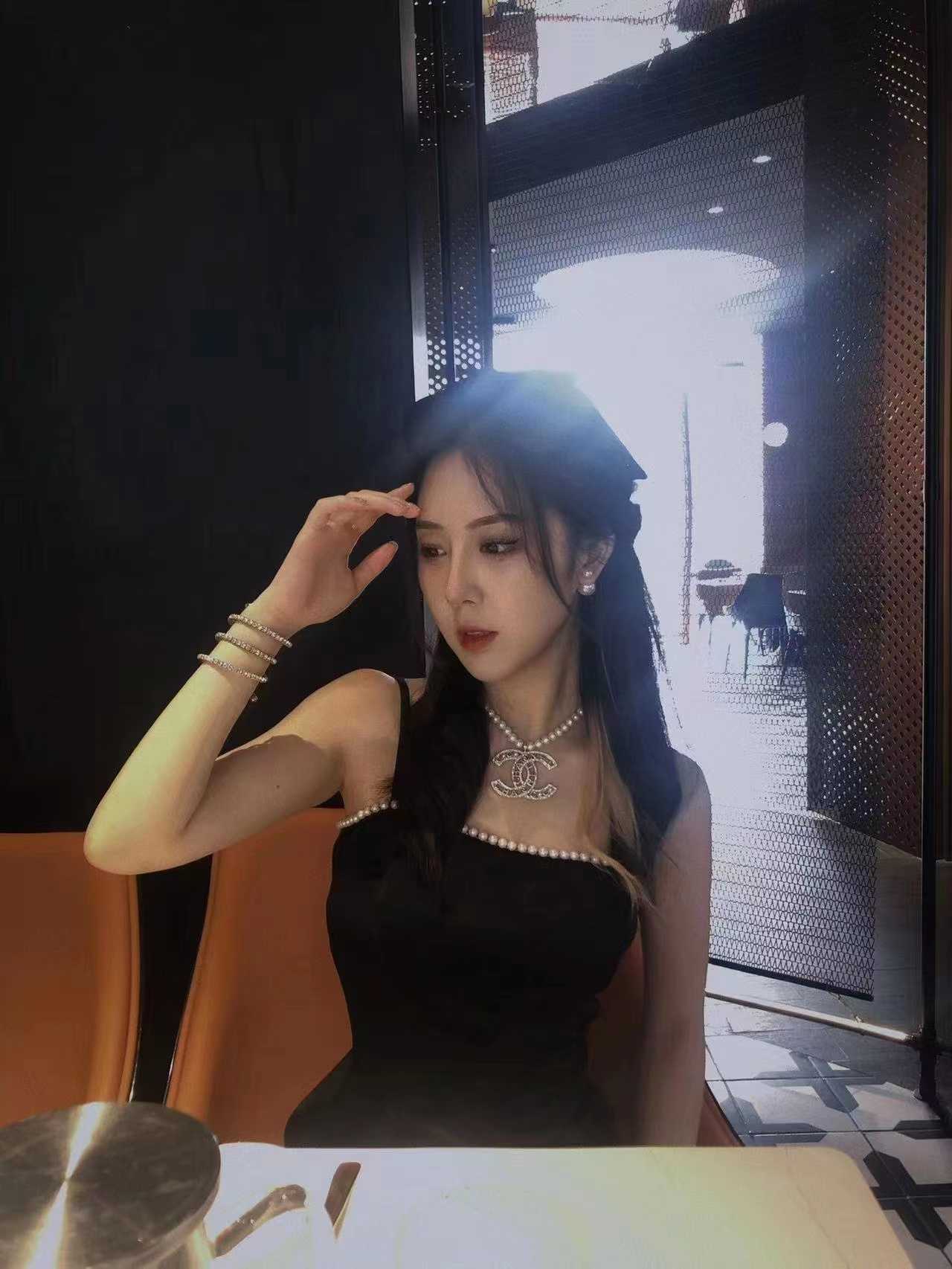 身材高挑，颜值极品的小姐姐