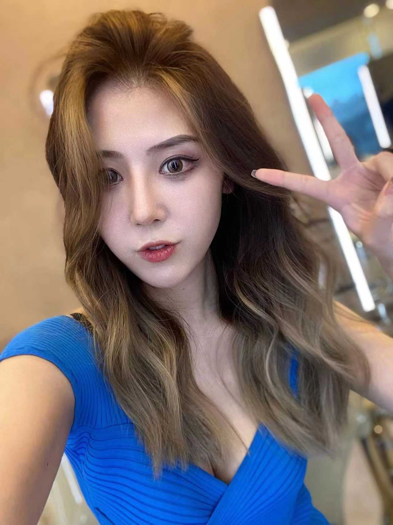 身材高挑，颜值极品的小姐姐