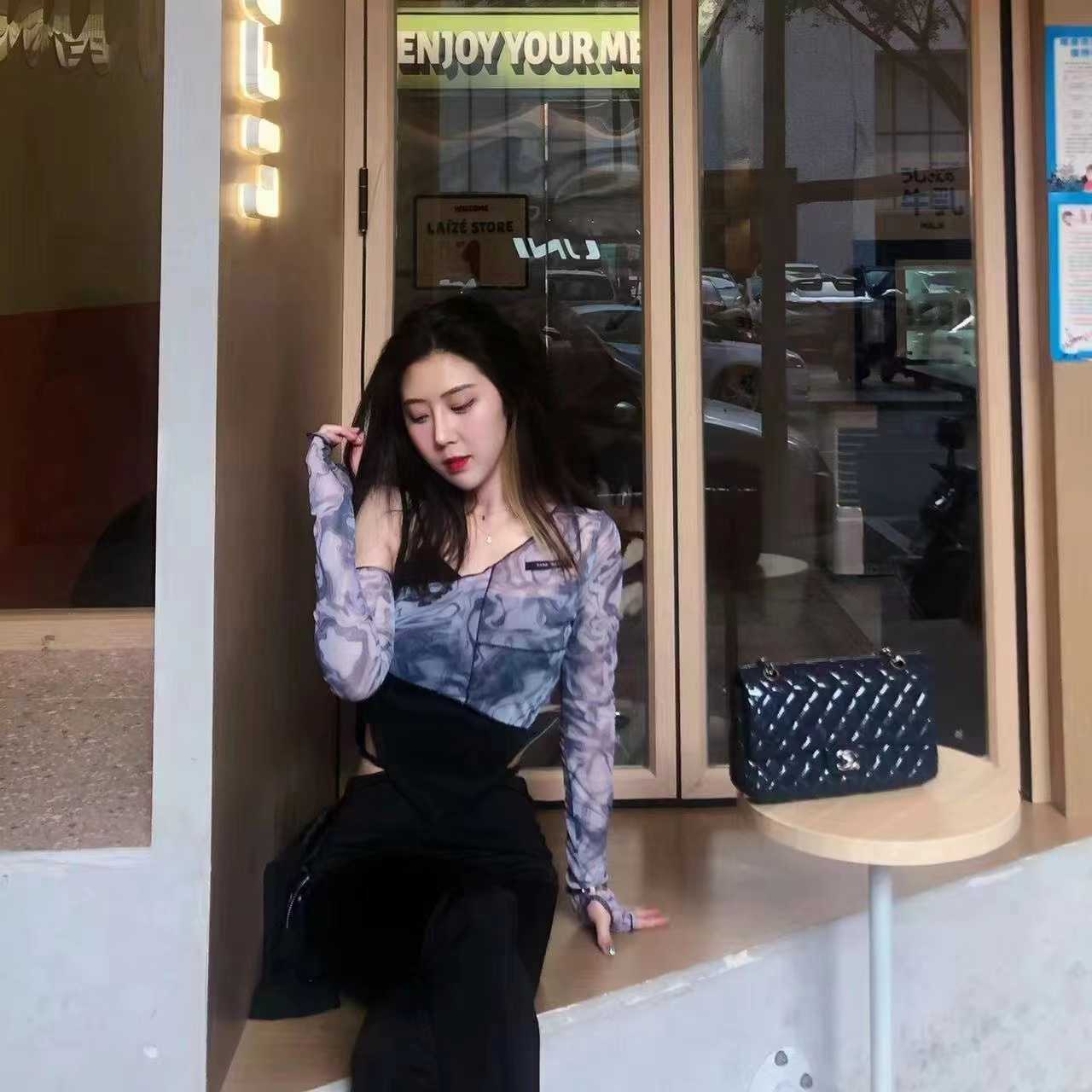 身材高挑，颜值极品的小姐姐