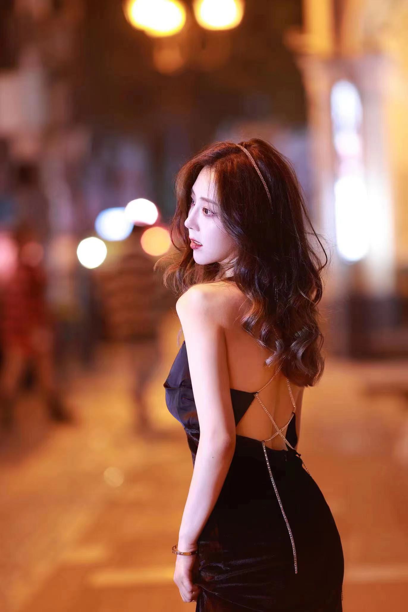 身材高挑，颜值极品的小姐姐