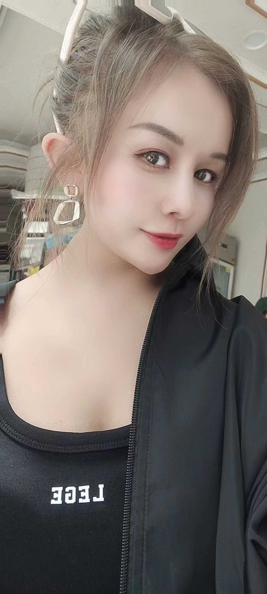 大胸mm，姿势随意摆