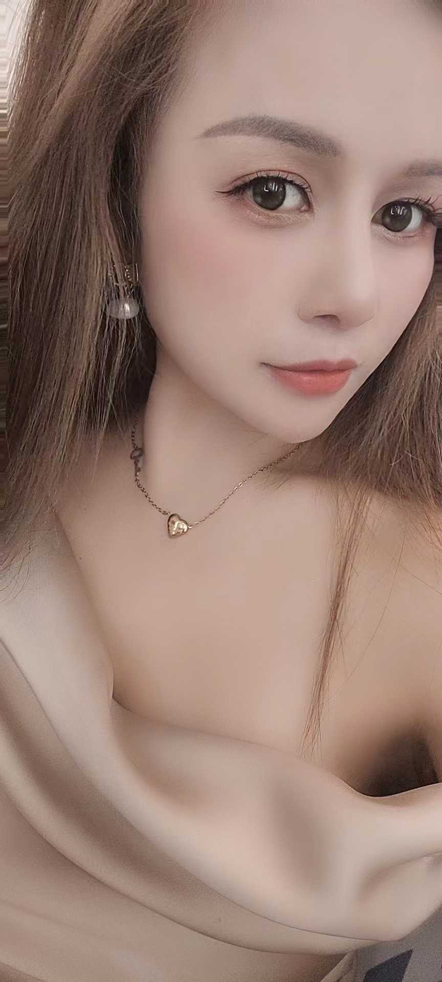 大胸mm，姿势随意摆