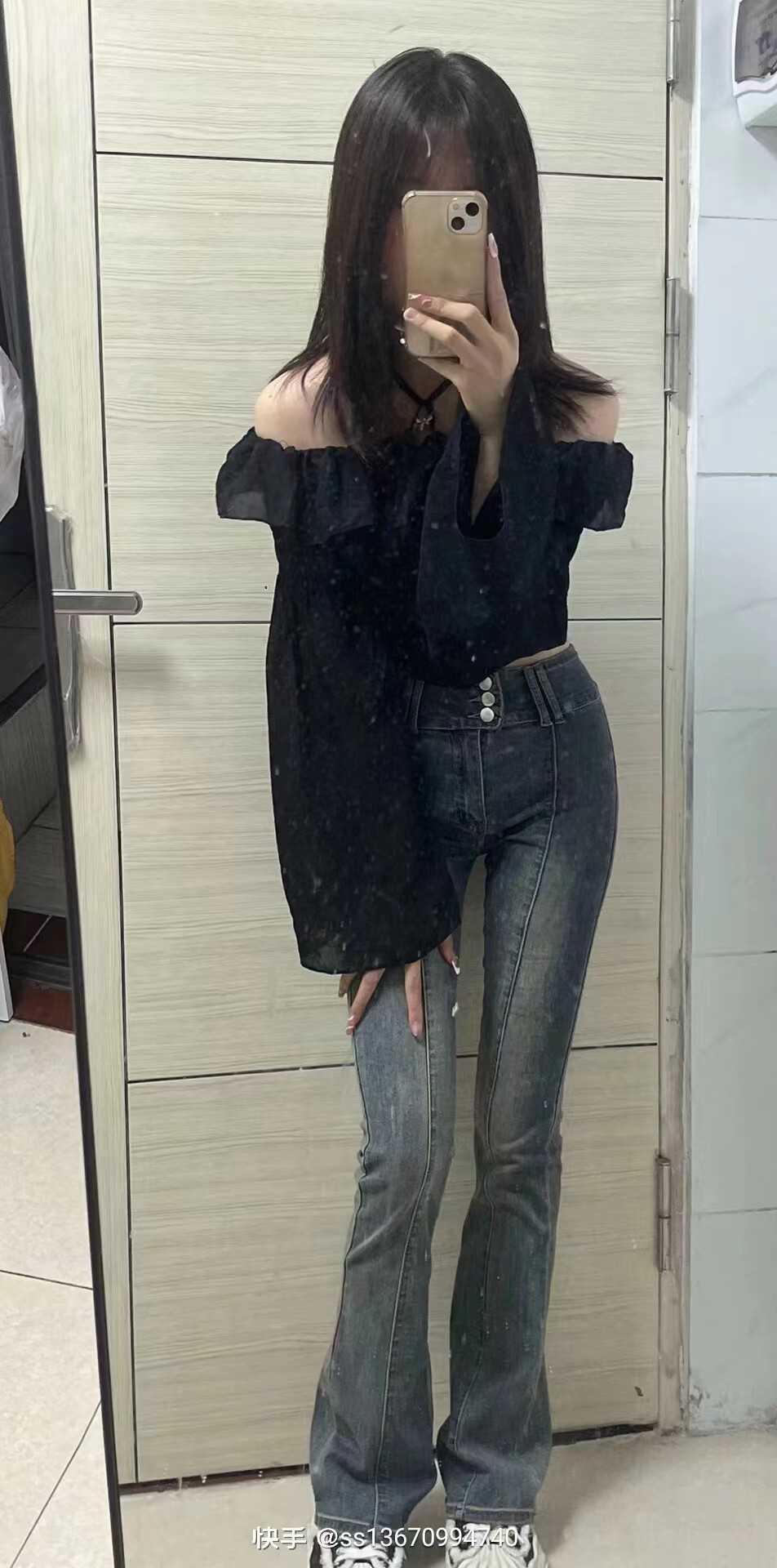 身材苗条，人瘦胸挺