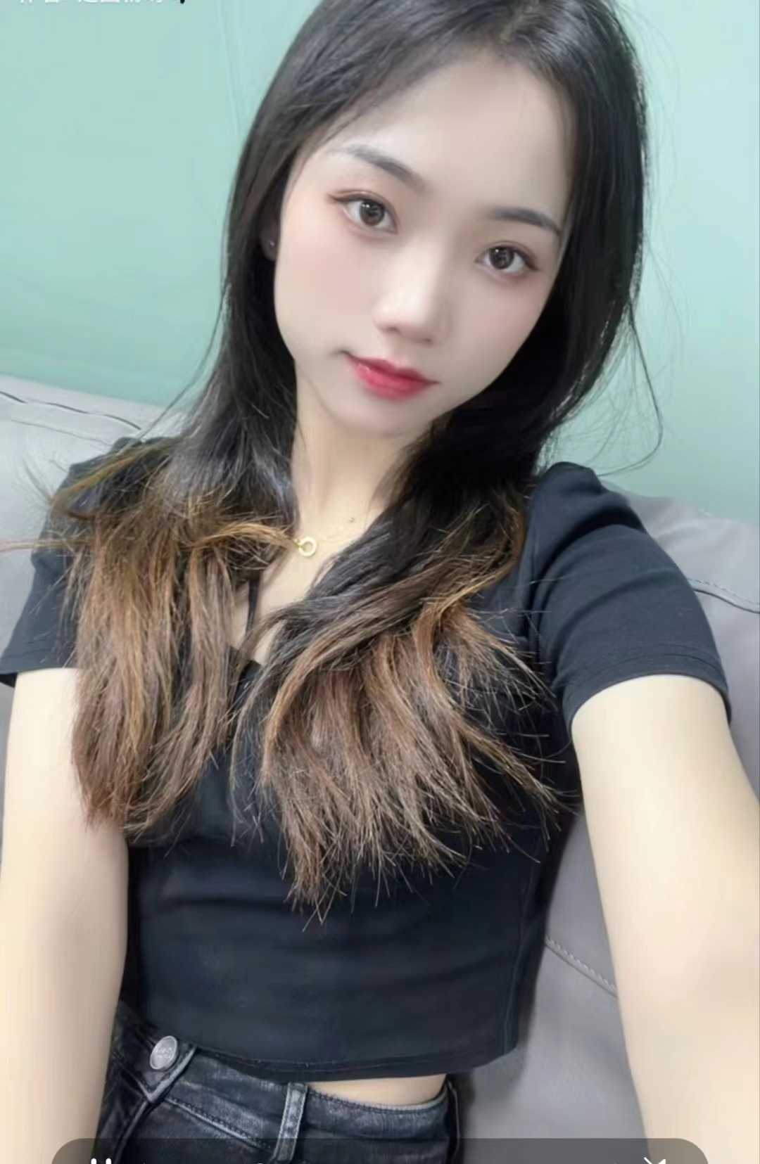 身材苗条，人瘦胸挺