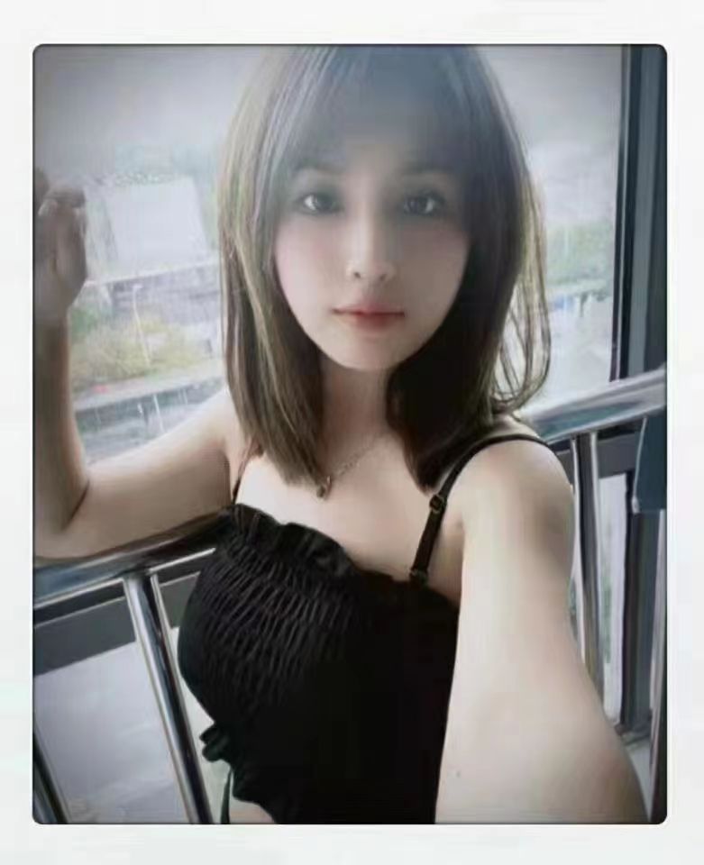 胸挺b紧，姿势都很配合